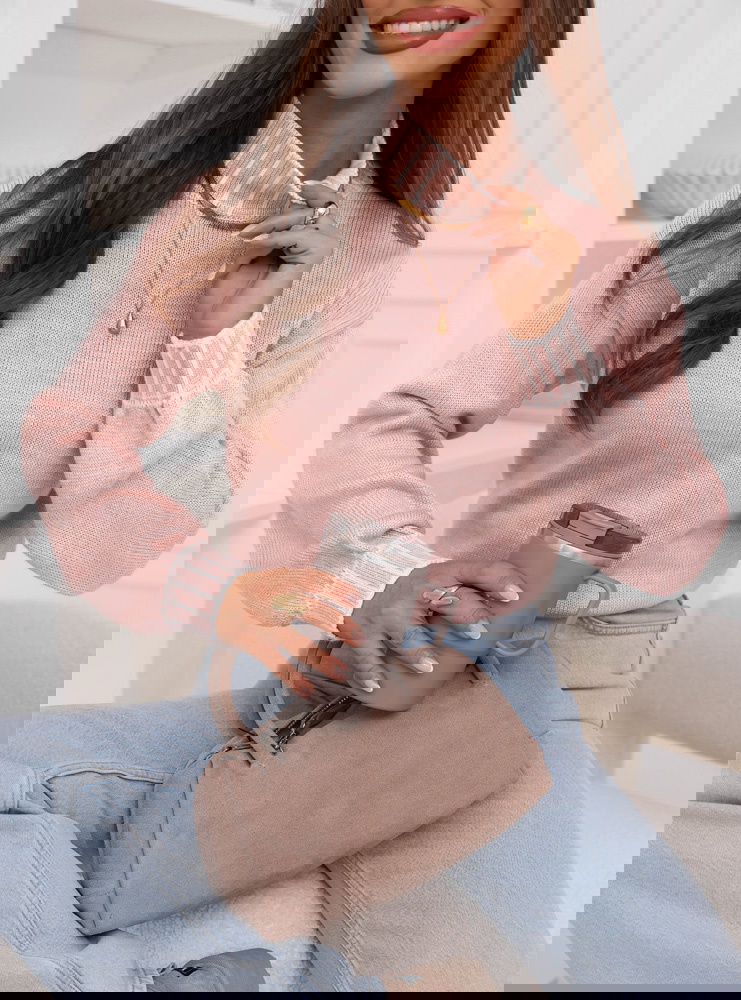 Pudrowy sweter z golfem Lorella