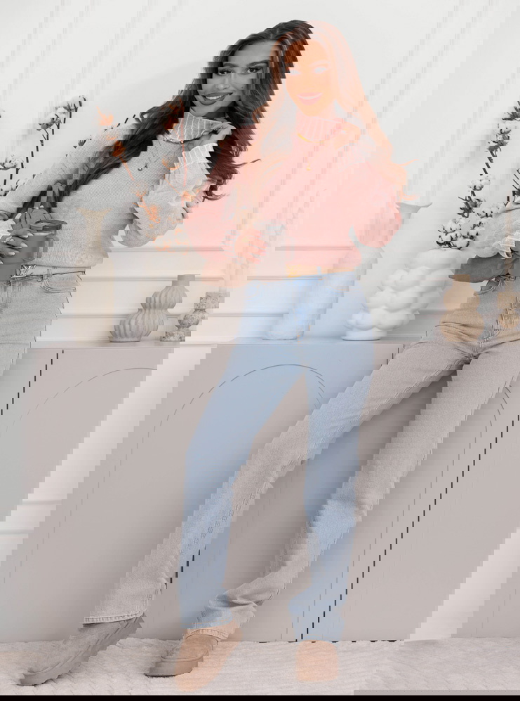 Pudrowy sweter z golfem Lorella