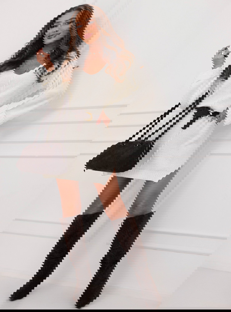 Biała swetrowa sukienka z rozcięciami...