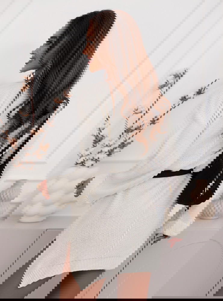 Biała swetrowa sukienka z rozcięciami...