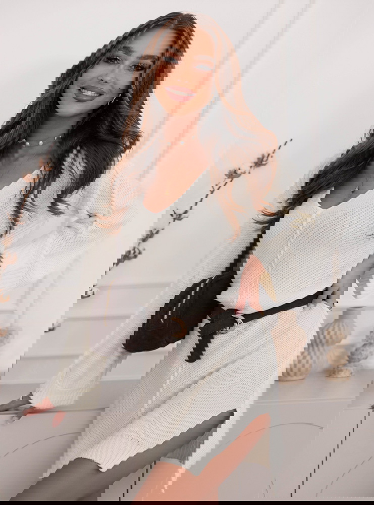 Biała swetrowa sukienka z rozcięciami...