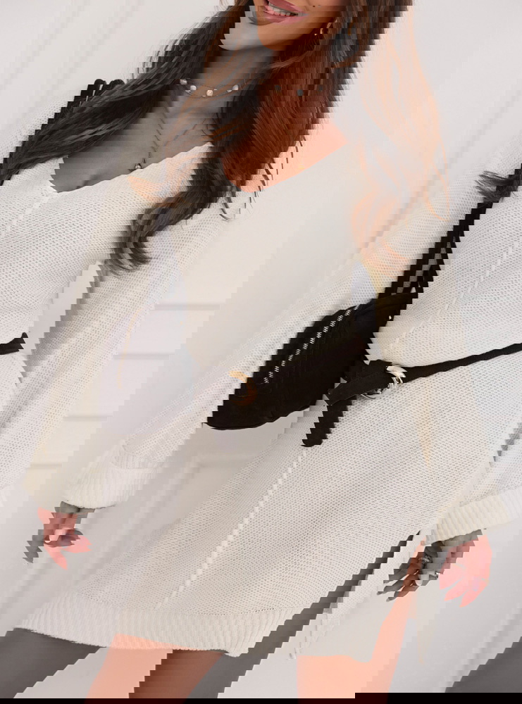 Biała swetrowa sukienka z rozcięciami...