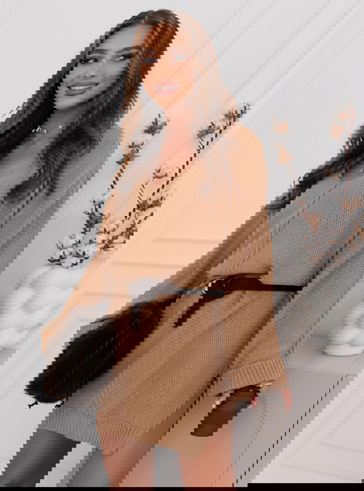 Swetrowa sukienka z rozcięciami...