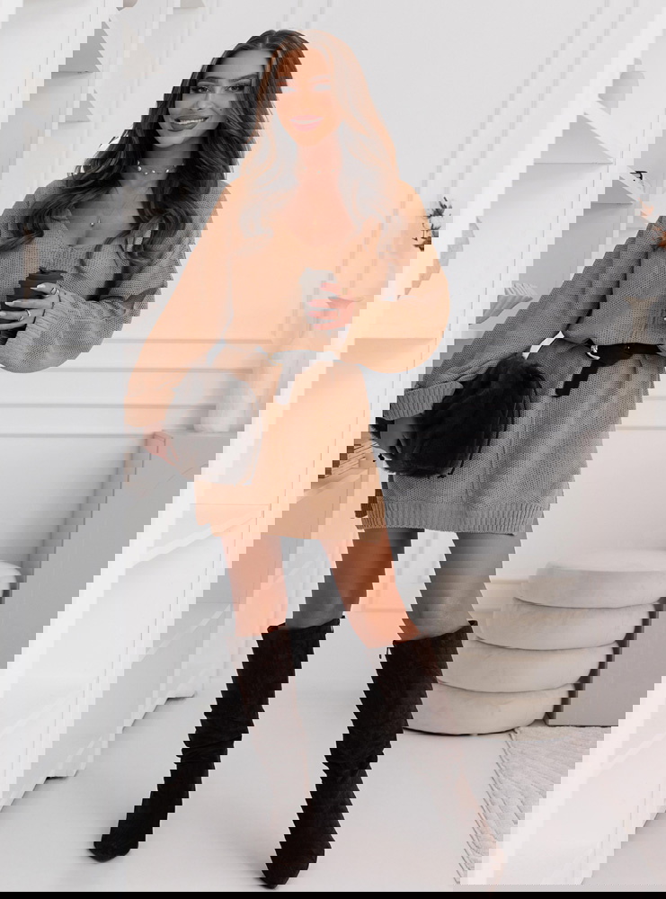 Swetrowa sukienka z rozcięciami...