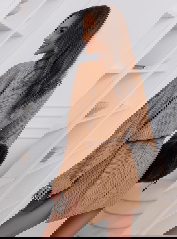 Swetrowa sukienka z rozcięciami...