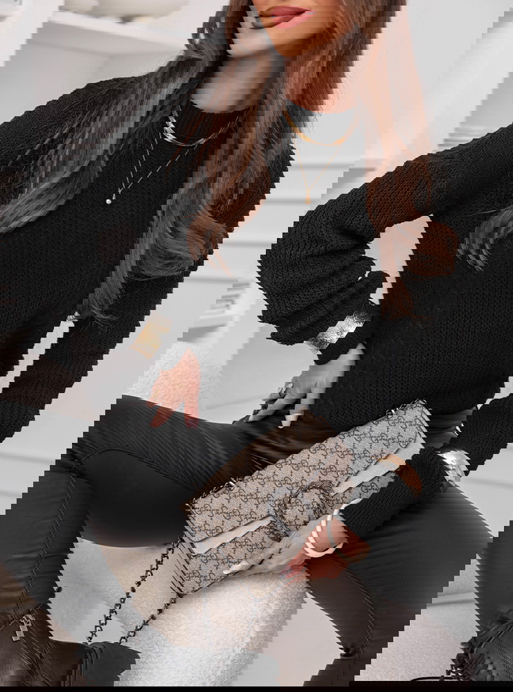 Czarny sweter z warkoczowymi splotami...