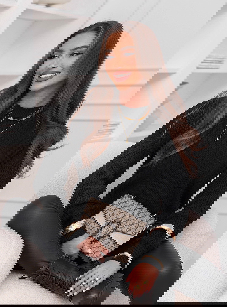 Czarny sweter z warkoczowymi splotami...