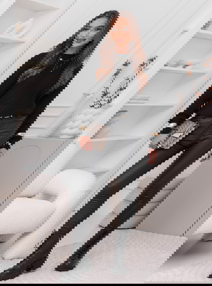 Czarny sweter z warkoczowymi splotami...