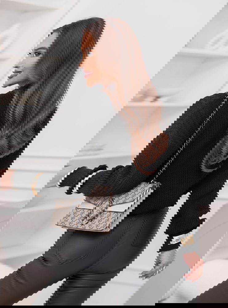 Czarny sweter z warkoczowymi splotami...