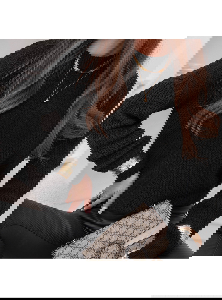 Czarny sweter z warkoczowymi splotami...