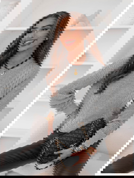 Szary sweter z warkoczowymi...