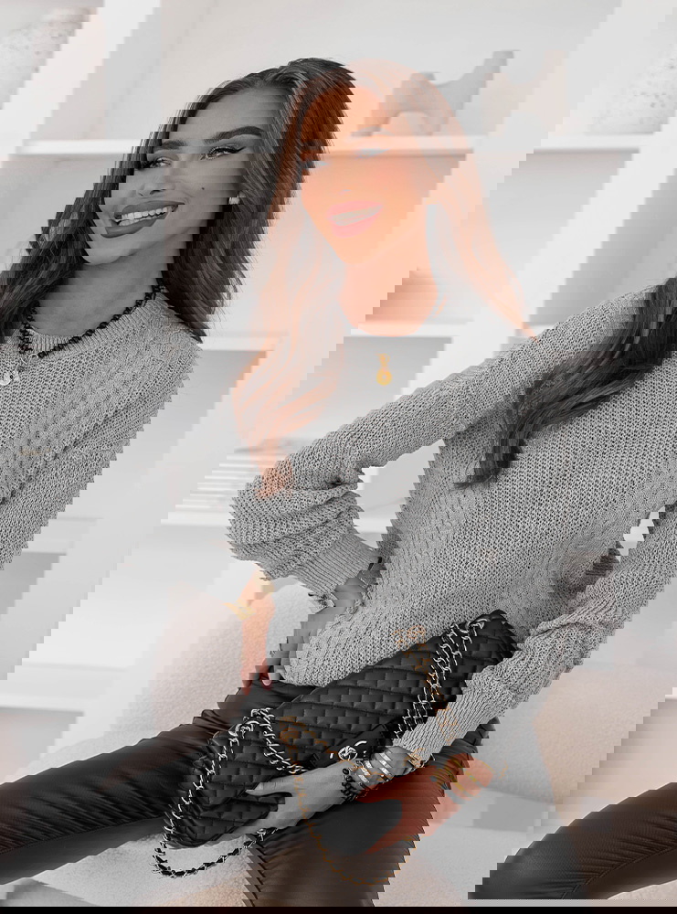 Szary sweter z warkoczowymi splotami...