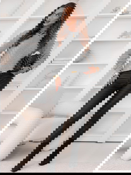 Szary sweter z warkoczowymi... 2