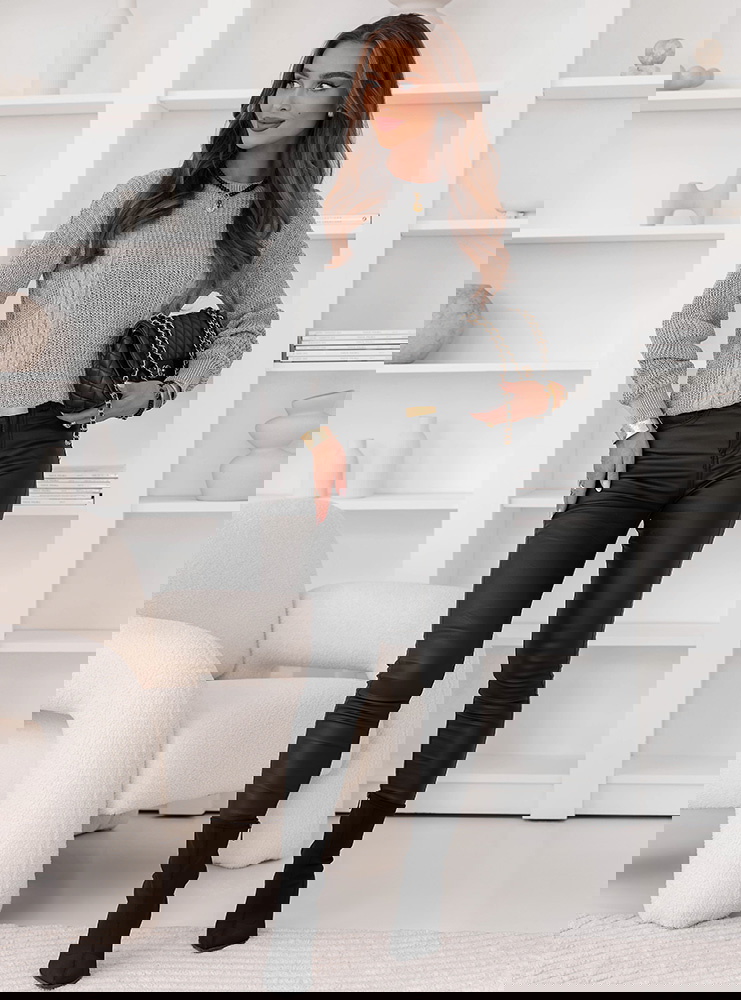 Szary sweter z warkoczowymi splotami...