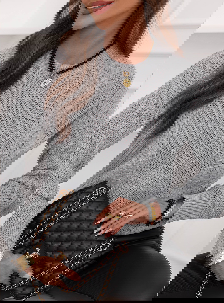 Szary sweter z warkoczowymi splotami...