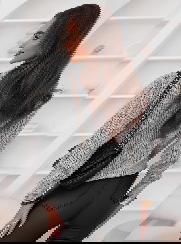 Szary sweter z warkoczowymi splotami...