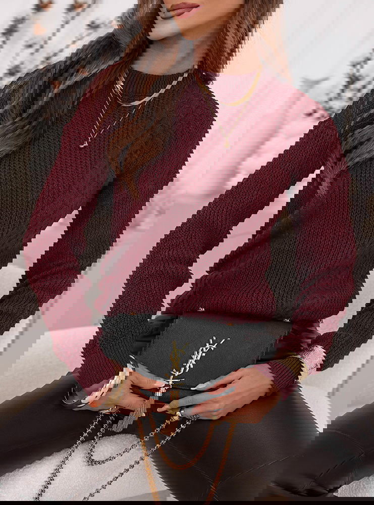 Bordowy sweter z warkoczowymi...