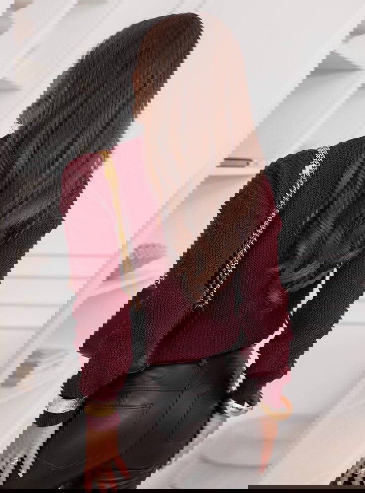 Bordowy sweter z warkoczowymi...