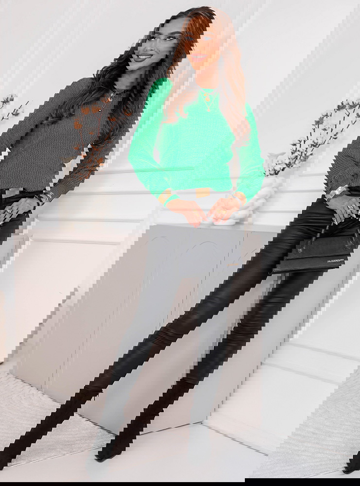 Zielony sweter z warkoczowymi...