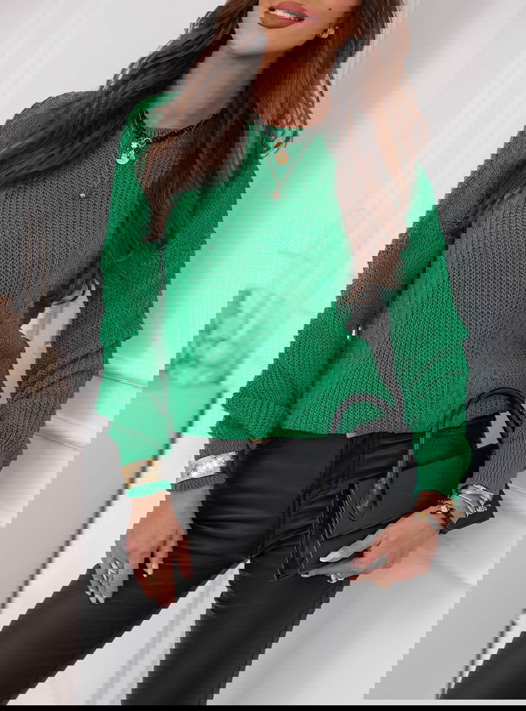 Zielony sweter z warkoczowymi...