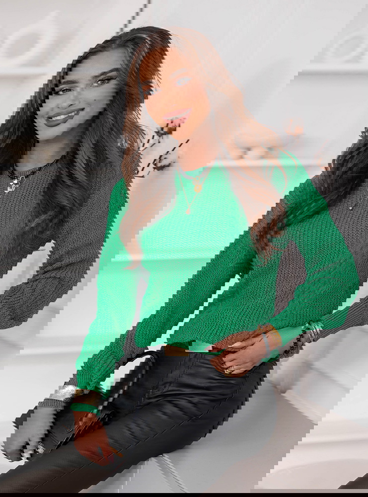 Zielony sweter z warkoczowymi...