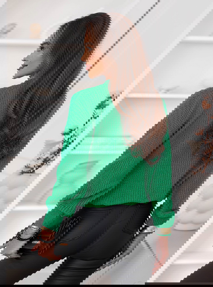 Zielony sweter z warkoczowymi...