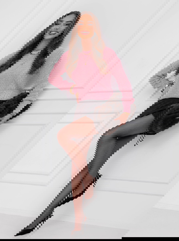 Pudrowy sweter z warkoczowymi...