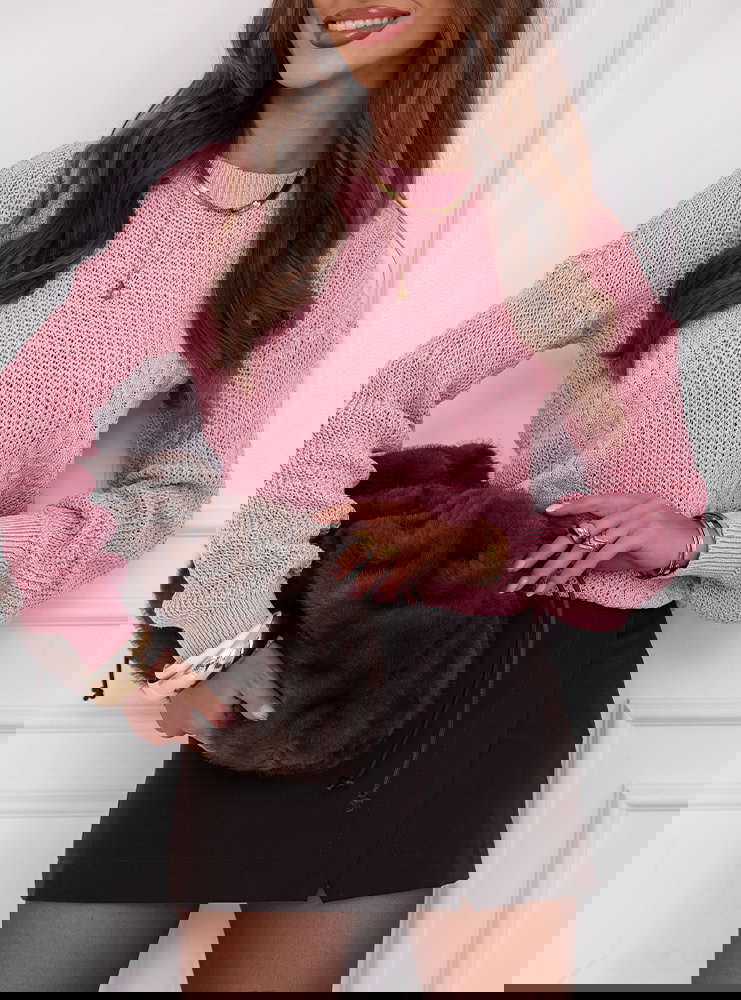 Pudrowy sweter z warkoczowymi...