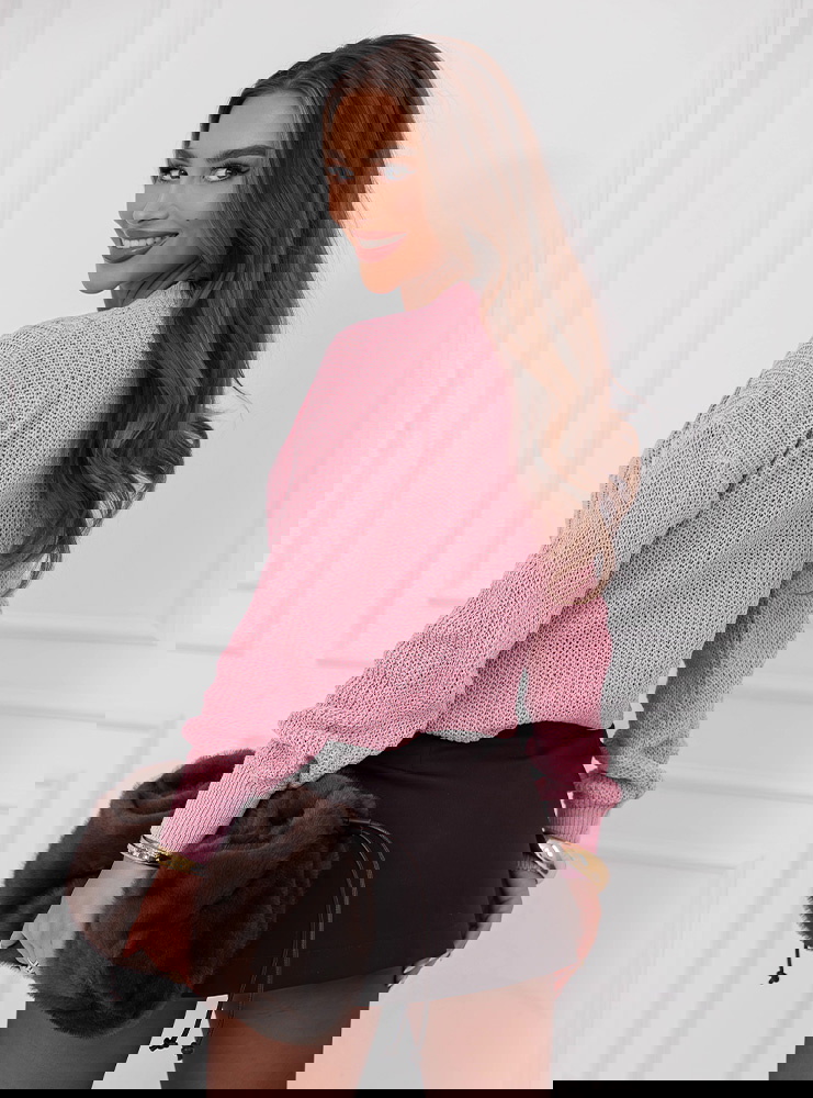 Pudrowy sweter z warkoczowymi...