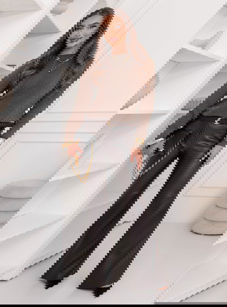 Czekoladowy sweter z warkoczowymi...