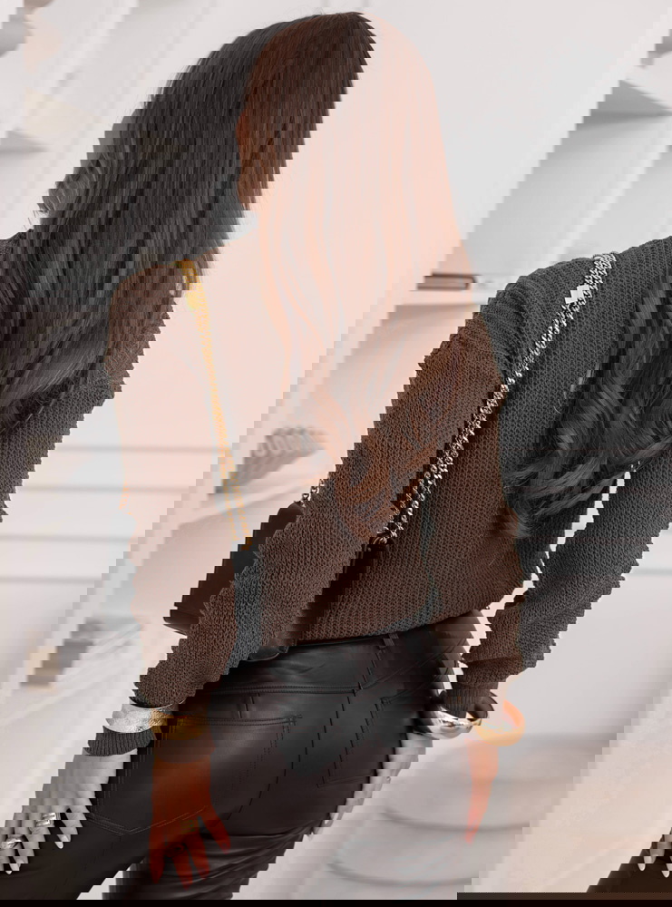 Czekoladowy sweter z warkoczowymi...