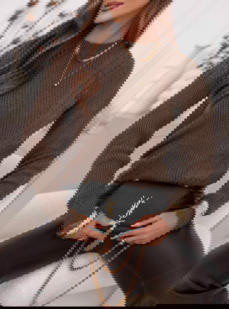 Czekoladowy sweter z warkoczowymi...