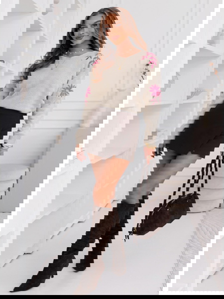 Beżowy sweter z ozdobnym... 2