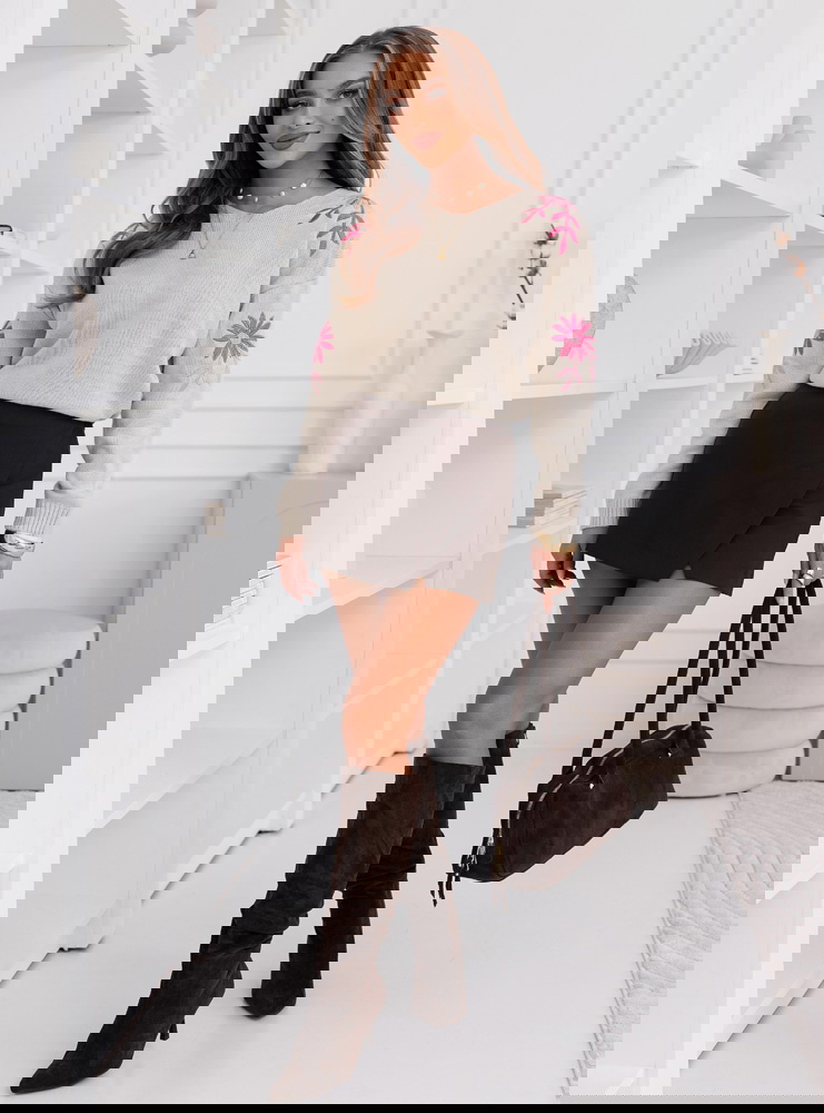 Beżowy sweter z ozdobnym haftem Jarona