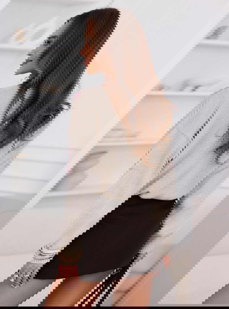 Beżowy sweter z ozdobnym haftem Jarona