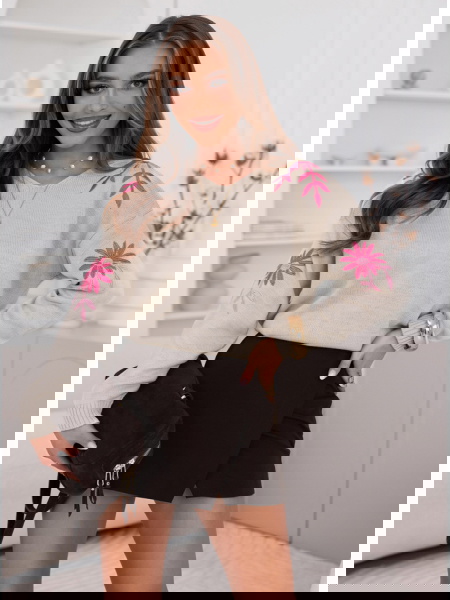 Beżowy sweter z ozdobnym...