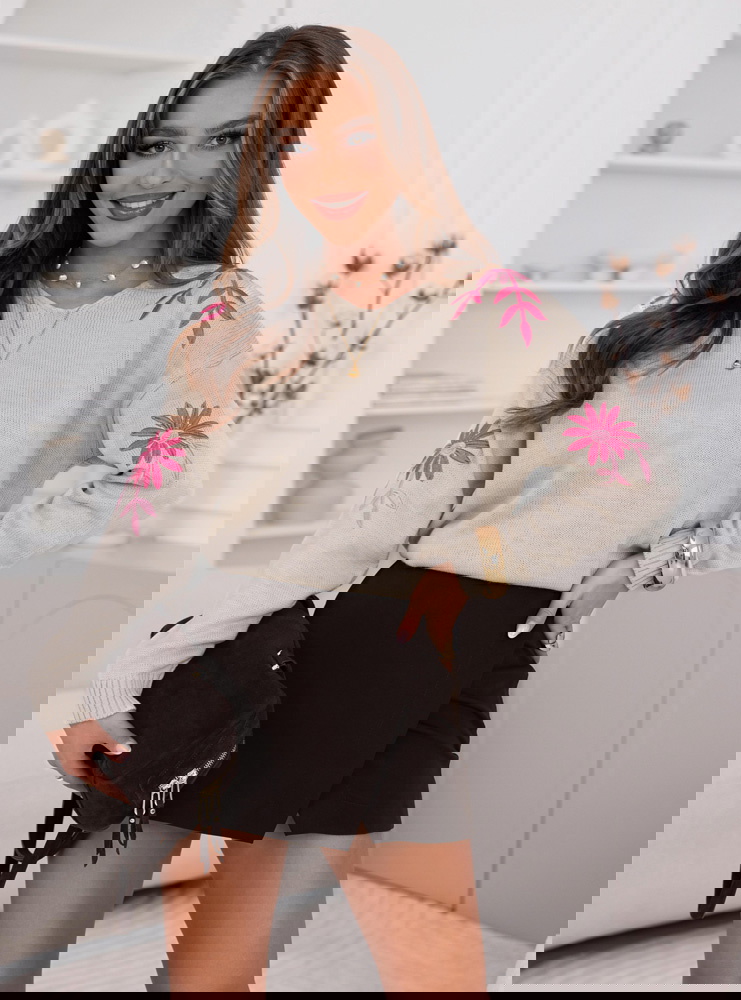 Beżowy sweter z ozdobnym haftem Jarona