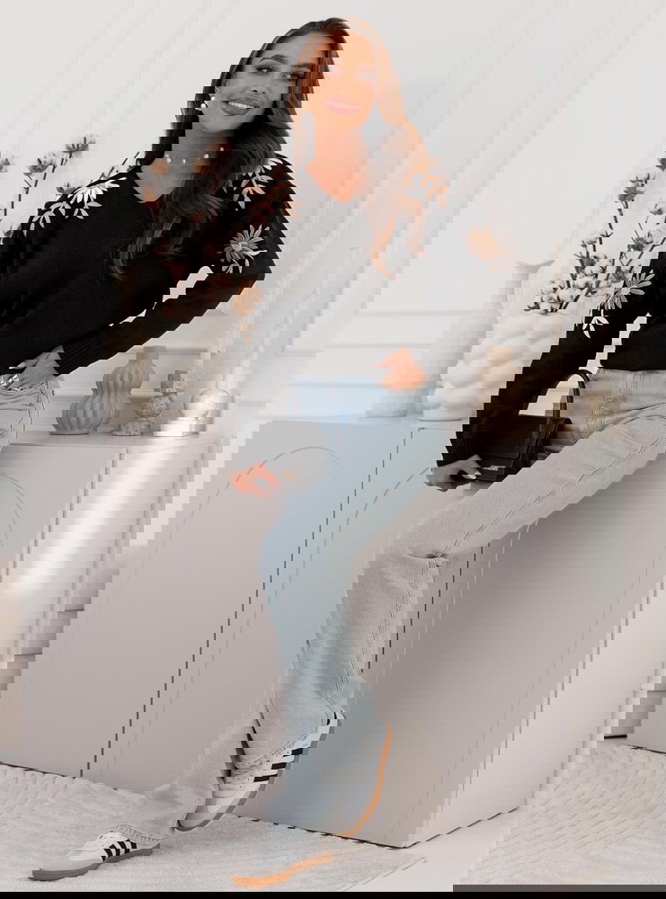 Czarny sweter z ozdobnym haftem Jarona