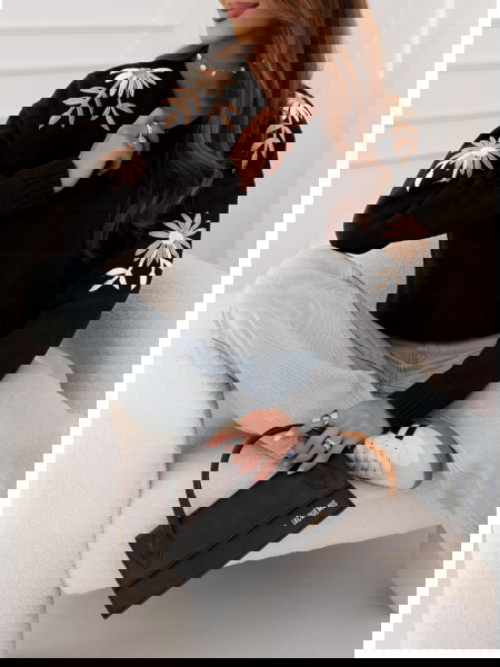 Czarny sweter z ozdobnym...