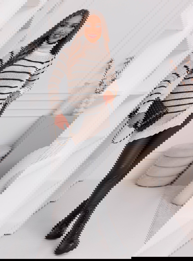 Beżowy sweter w paski Chrystallyn