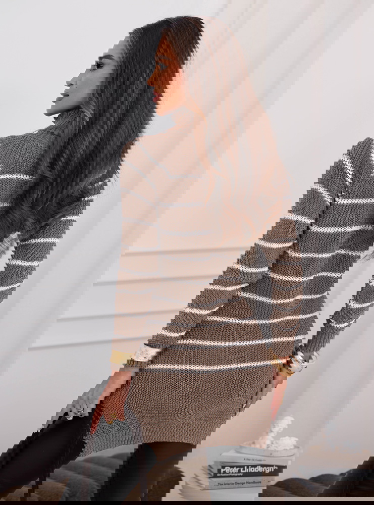 Czekoladowy sweter w paski Chrystallyn