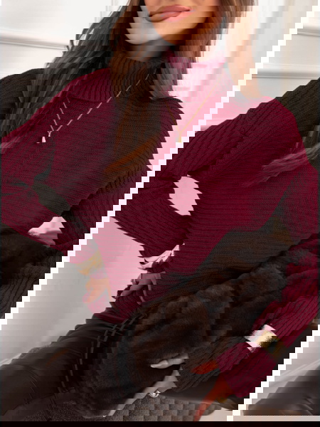 Bordowy sweter z golfem...