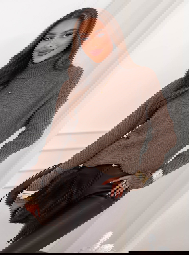 Czekoladowy sweter z golfem Caylore