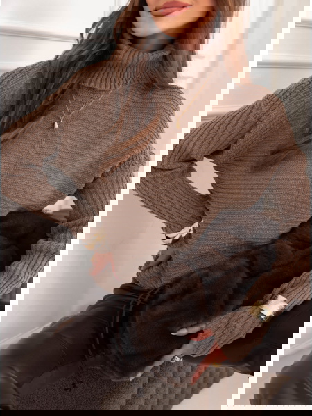 Czekoladowy sweter z golfem...