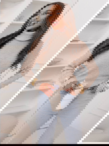 Beżowy sweter z golfem Caylore 2