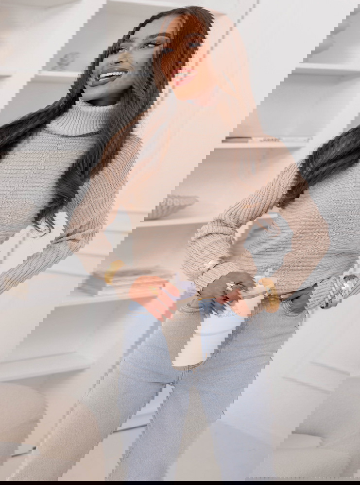 Beżowy sweter z golfem Caylore