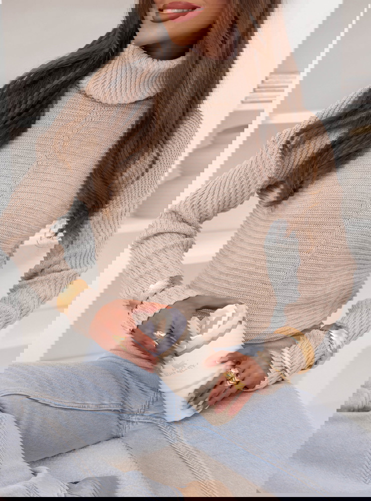 Beżowy sweter z golfem Caylore