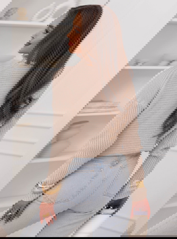 Beżowy sweter z golfem Caylore