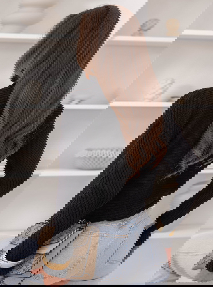 Czarny sweter z golfem Caylore