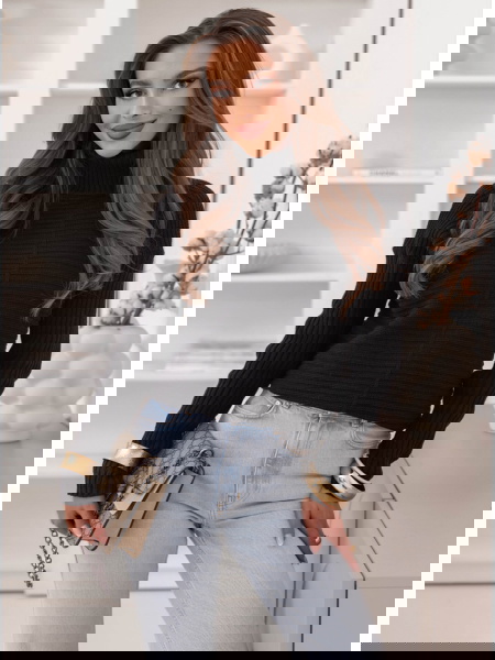 Czarny sweter z golfem Caylore